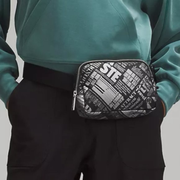 Lululemon NWT Unisex Everywhere Belt Bag 1L Manifesto Print Black/Silver - Picture 1 of 10